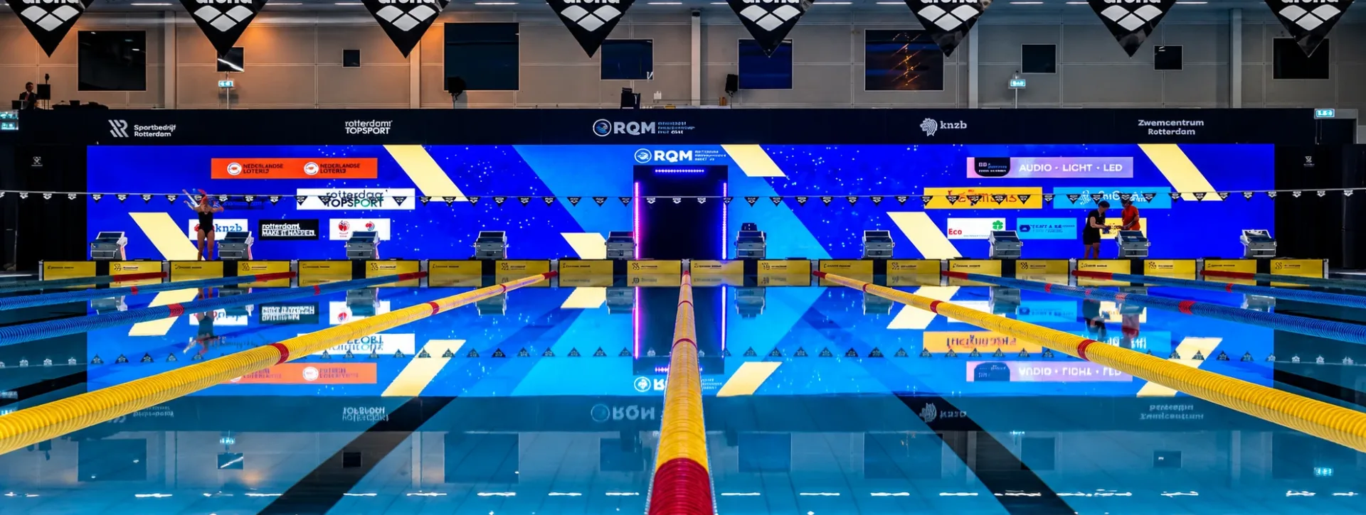 Tribunes en verhoogd VIP-deck tijdens de Rotterdam Qualification Meet