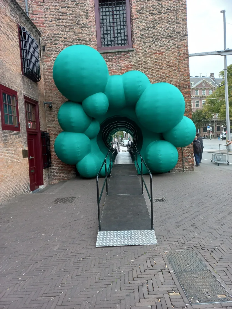 Podium met tunnel in de Gevangenpoort in Den Haag