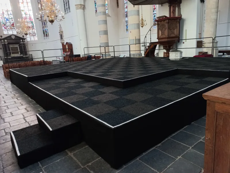 Podium in een kerk in Den Haag