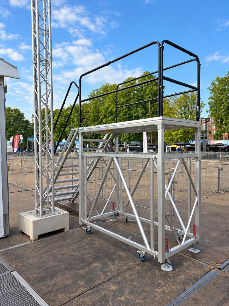EasyFrame C met podiumtrap en leuningen