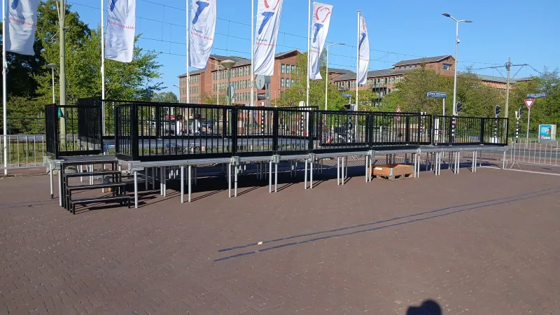 Het VIPdeck van de Kinderherdenking bij Madurodam in 2026