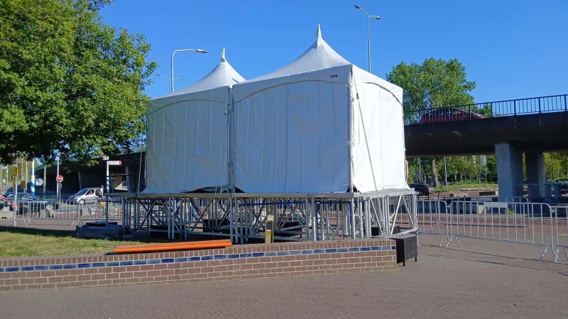 De FOH tenten en podia van de Kinderherdenking bij Madurodam in 2026