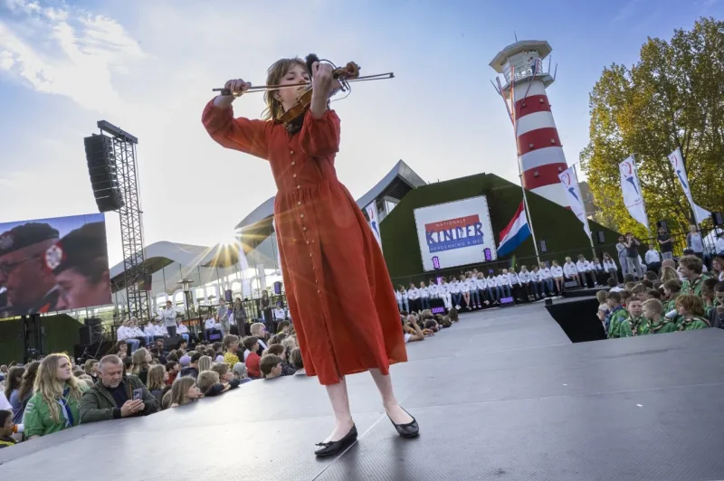 Solo optreden tijdens de kinderherdenking bij Madurodam