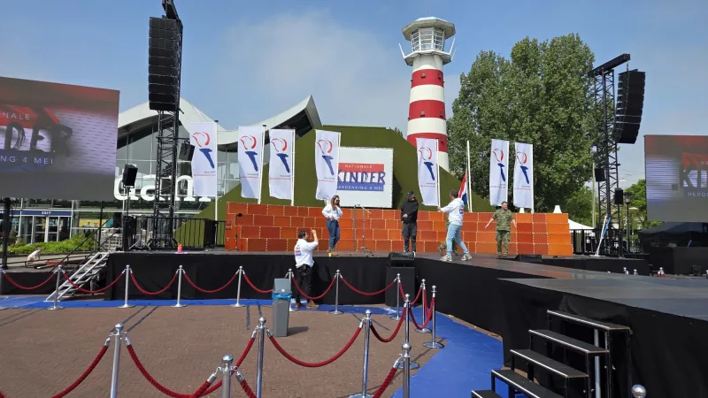 Podium met catwalk voor de kinderherdenking 2026