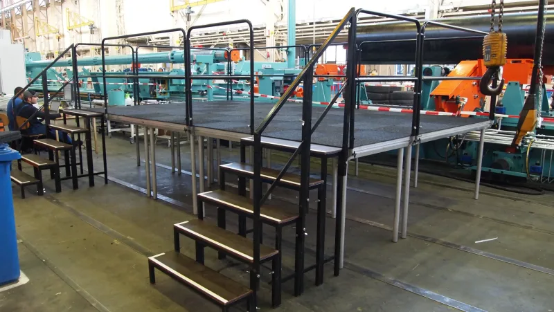 30 kg podiumleuningen gemonteerd op StageDex podiumdelen in een fabriekshal