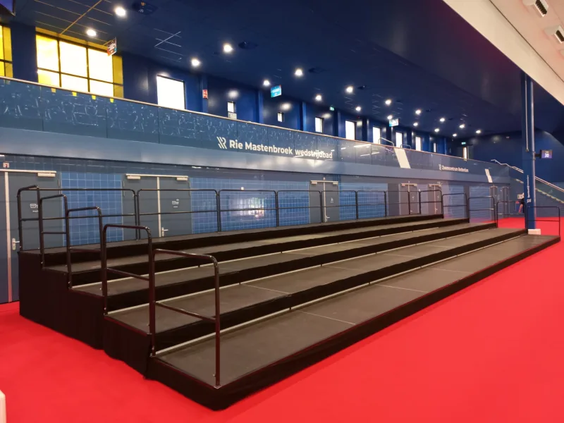 StageDex podium met 30 kg leuningen op een tribune tijdens de Politie en Brandweer wedstrijden in Rotterdam