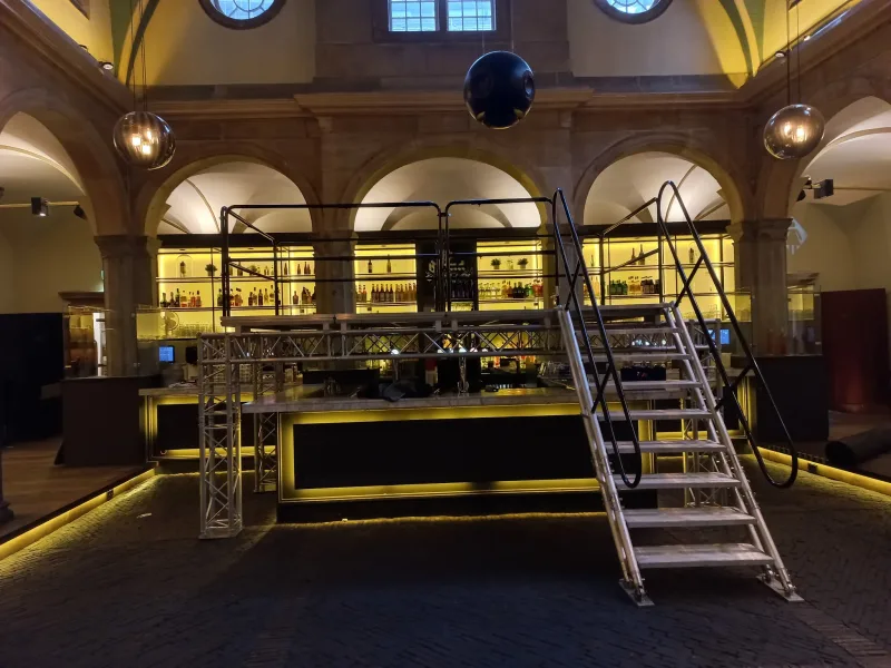 Leuningen op een verhoogd podium in Waag Leiden