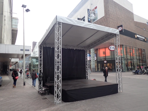 Overdekt podium