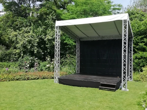 Overdekt podium in het park