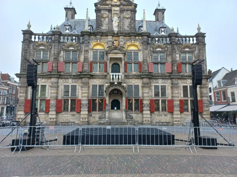Podium op de Markt in Delft voor het stadhuis