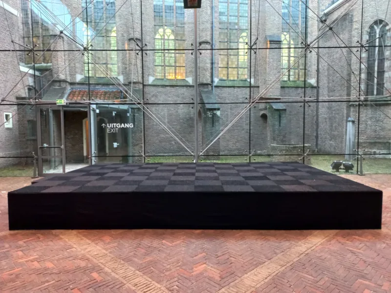 Podium voor de glazen wand in het Prinsenhof, opgebouwd voor een klassiek concert