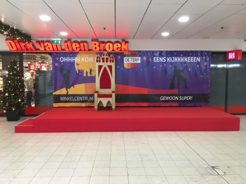 Sinterklaas podium met rode rok en rood tapijt
