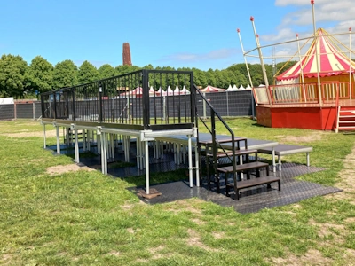 Podium trap bij tribune