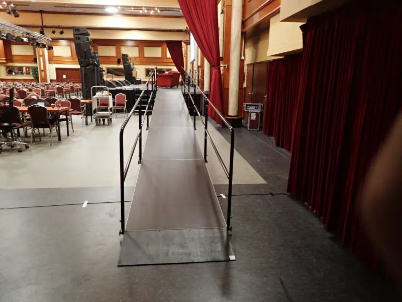 Rolstoelramp met leuningen