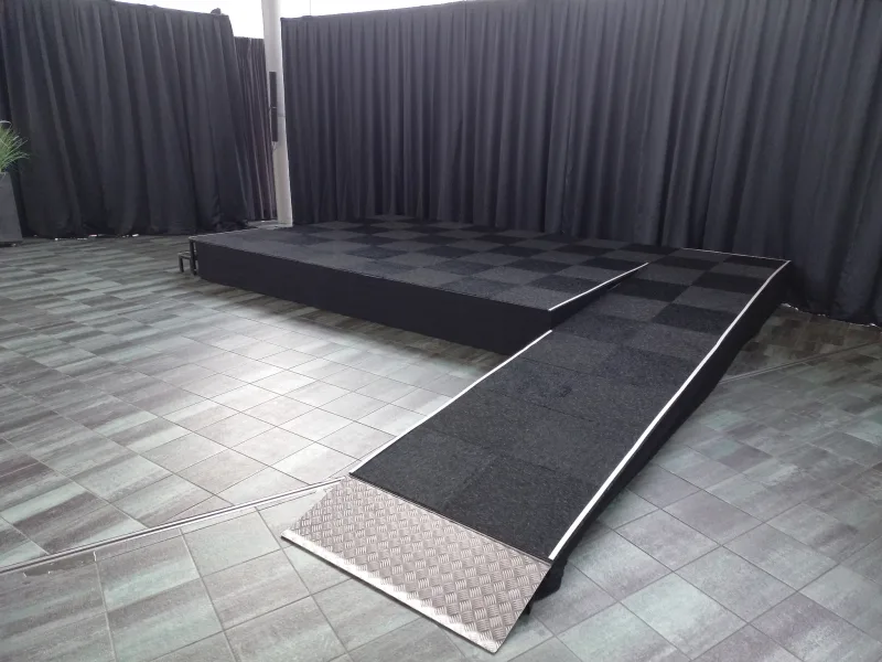 Rolstoelramp bij podium