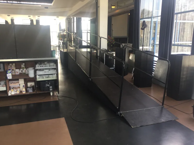 Rolstoelramp met leuningen en afrok