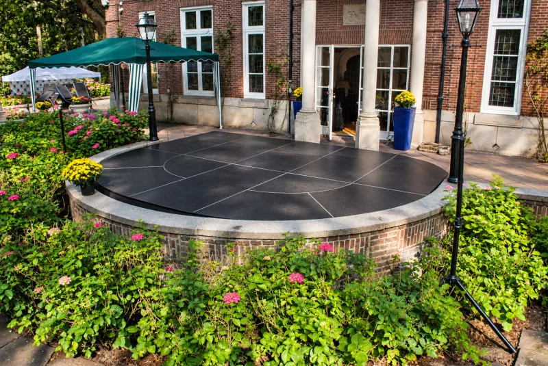 Rond podium in de tuin van een ambassade in Den Haag