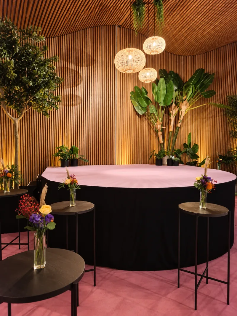 Rond podium bij een museum in Den Haag