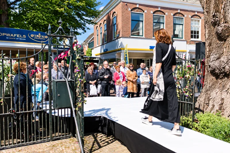 Ronde catwalk tijdens een modeshow in winkelcentrum Oud Rijswijk