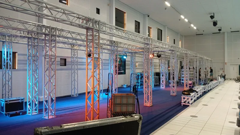 Trussconstructie ter ondersteuning van het VIPdeck