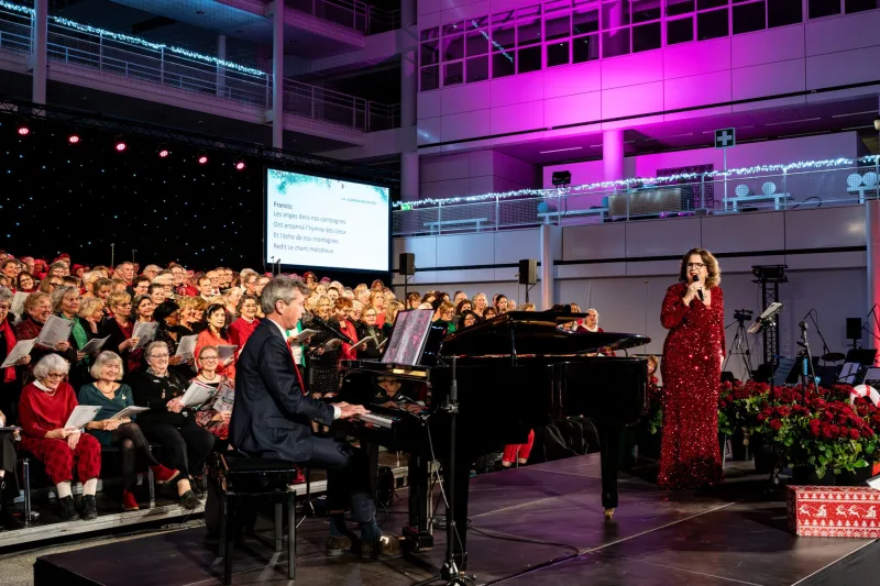 Het zangkoor in het Atrium tijdens Kerst-Sing-Along