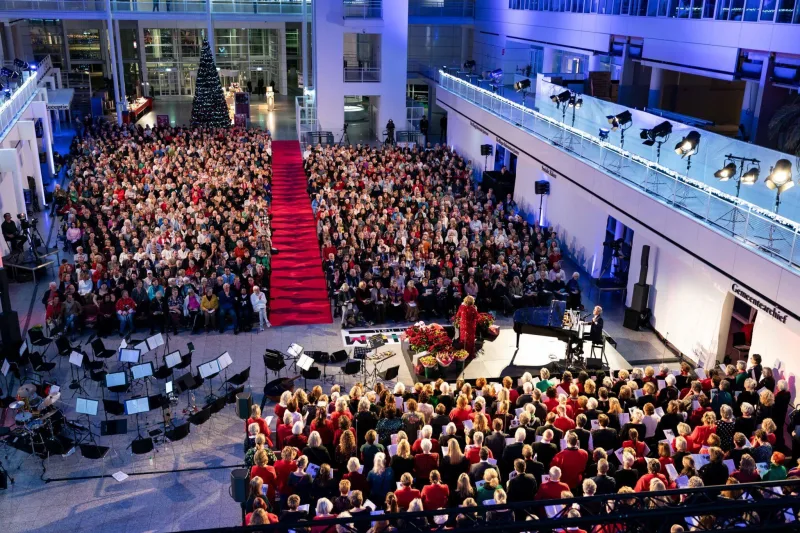 Zaal tijdens Kerst-Sing-Along in het Atrium Den Haag