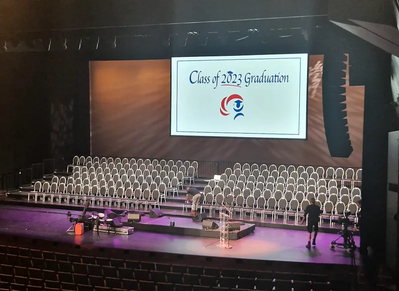 Tribune voor de graduation van de International School in Den Haag