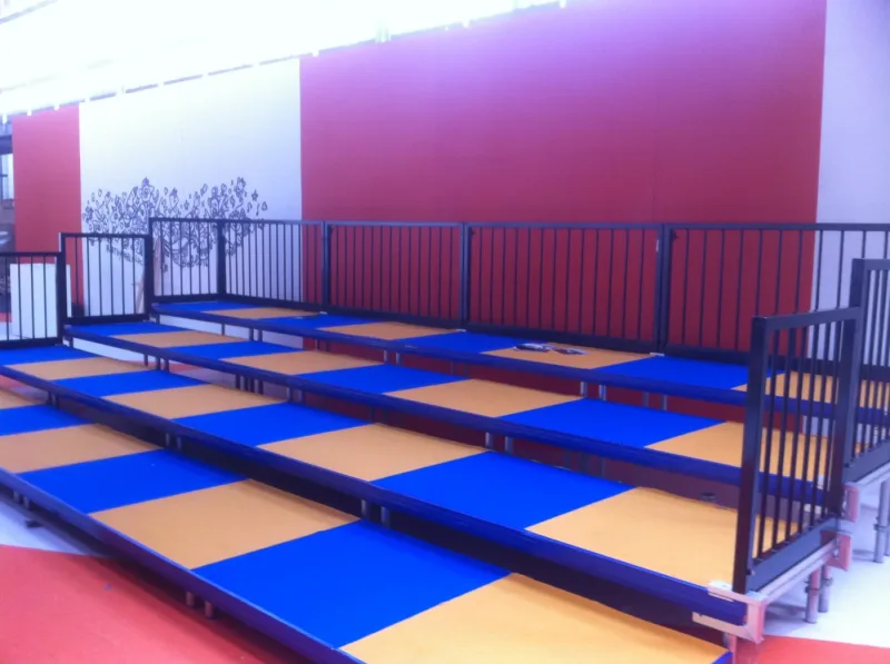 Tribune met custom vloerbedekking zonder stoelen