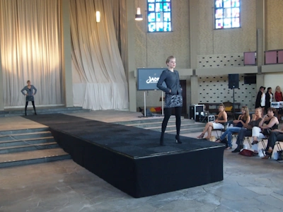 Catwalk met vloertegels